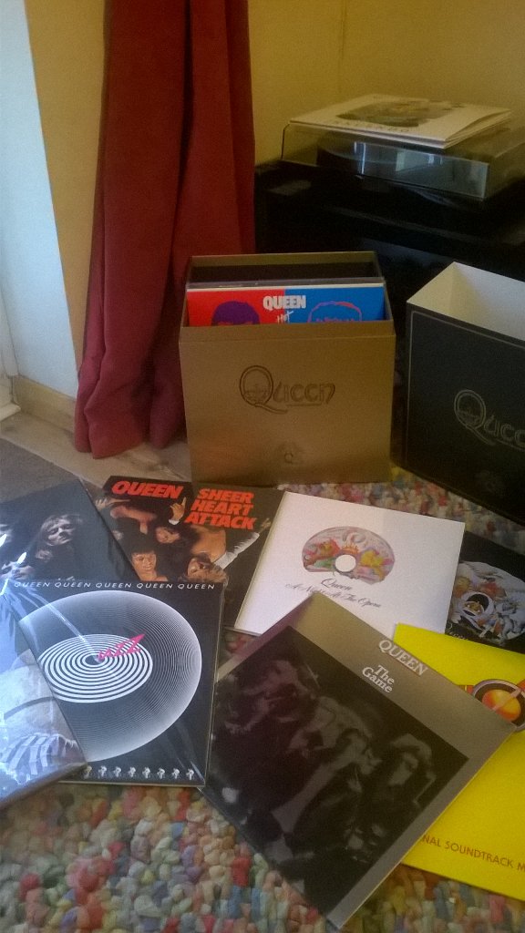 anotherwriter75's tweet photo. @OfficialRMT Merry Christmas to you too Rog! Thanks for the music #QueenStudioCollection 😍👏 https://t.co/4XcdTGxnHc