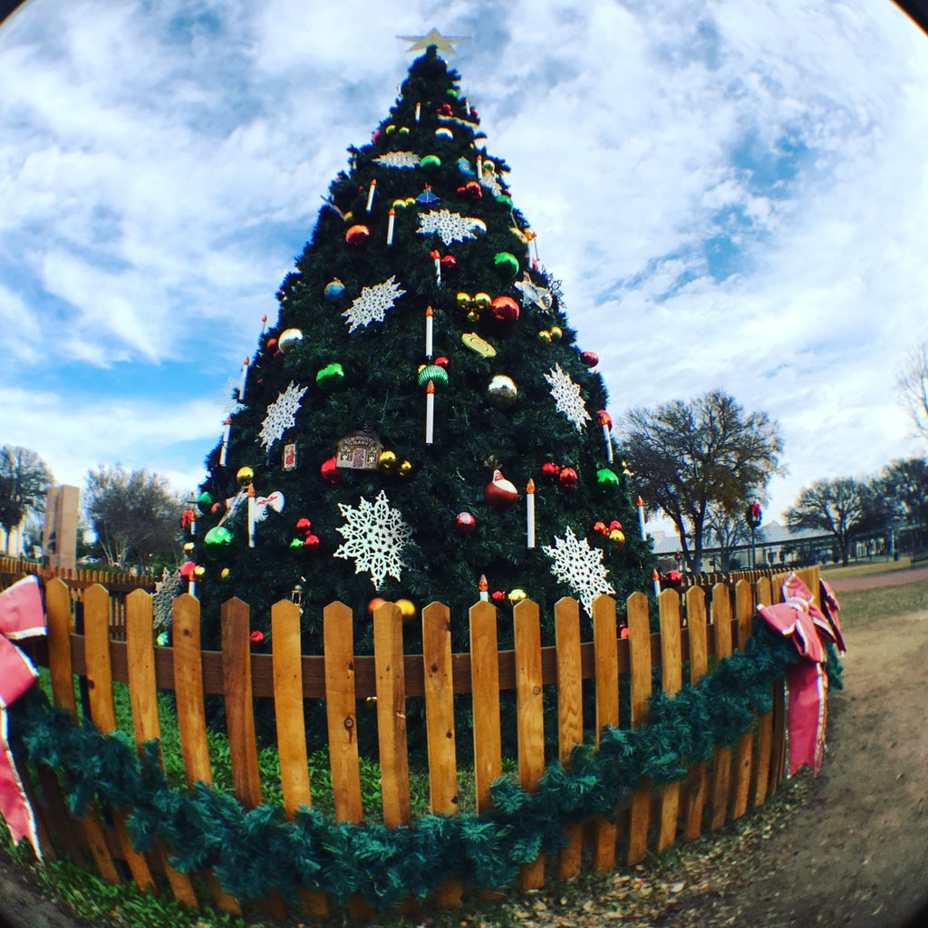 JoshuaJamesATX's tweet photo. Merry Christmas to all and look out for a Christmas Miracle!! Photo by https://t.co/TMt29ykHCZ #MerryChristmas https://t.co/PyKVBdM38j