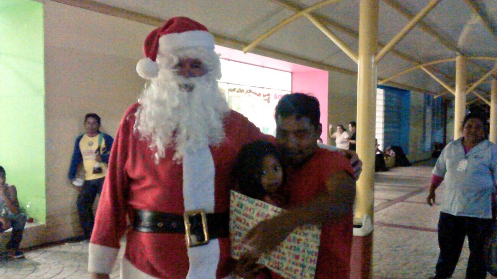 JoyyoMayu's tweet photo. Ellos sólo querían un cartón para pasar la noche y se llevaron regalos y cena @GabyCoutino @isain https://t.co/BIOBhpnQKM