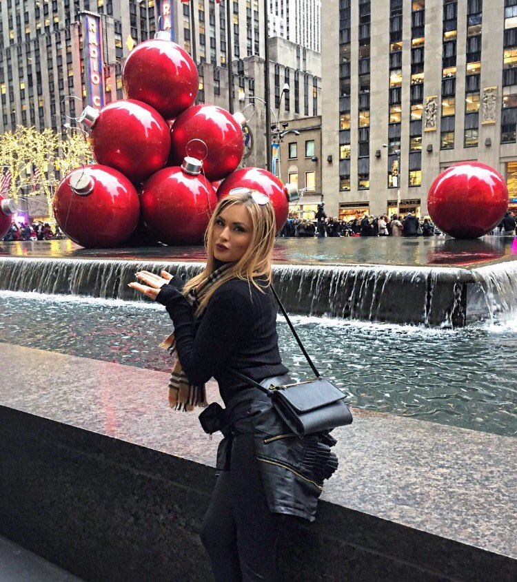 MDC_Paige's tweet photo. Merry Christmas! Wishing everybody a happy holiday filled with love, gifts, and most importantly family! ☺️😘🎄🎅🏼🙌🏼 https://t.co/x6fyRZVbKR