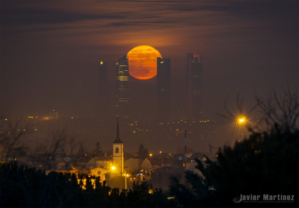 SecretosdeMadri's tweet photo. Impresionante #Madrid hoy y su luna ¡Buenas noches! (Foto de @jmartinezmoran) https://t.co/kdge0aPrC0