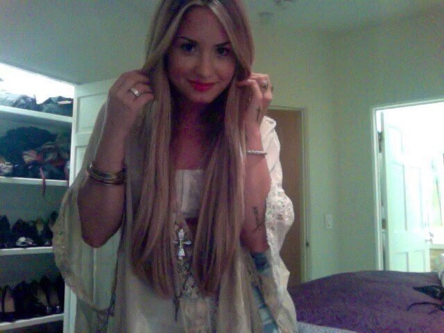 isncase's tweet photo. eu já tenho ataques por cortar as pontas do meu cabelo, imagina a demi que cortou esse cabelo todo https://t.co/IyJbvtCMIe