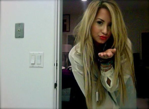 isncase's tweet photo. eu já tenho ataques por cortar as pontas do meu cabelo, imagina a demi que cortou esse cabelo todo https://t.co/IyJbvtCMIe