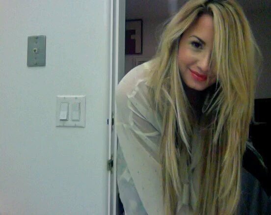 isncase's tweet photo. eu já tenho ataques por cortar as pontas do meu cabelo, imagina a demi que cortou esse cabelo todo https://t.co/IyJbvtCMIe