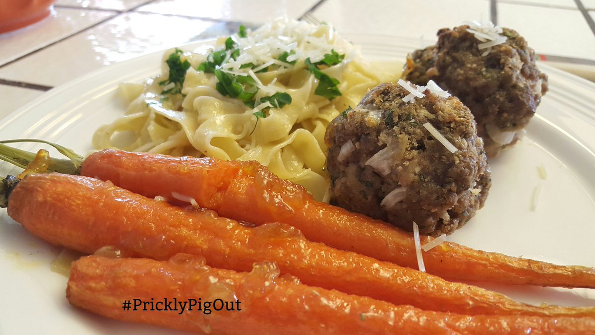 Pricklypigco's tweet photo. Wild times on Christmas! #beef #meatballs #carrots #fettucine #MerryChristmas #PricklyPigOut #cheese https://t.co/q5Osu6t5f3