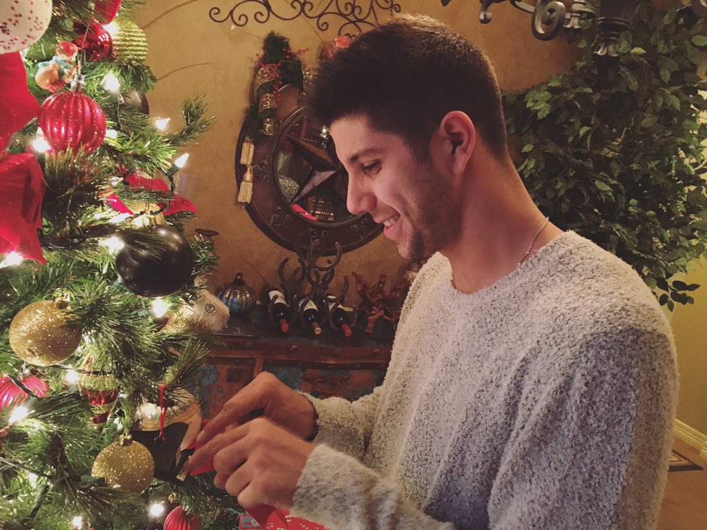 OfficialSoMo's tweet photo. Merry Christmas! 🎄🎁🎹 https://t.co/8YMXF7gaNq