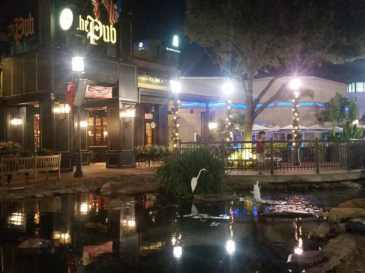 poshableevents's tweet photo. Wow..... @PointeOrlando is packed tonight. #ExcitingPlaces https://t.co/CmcxZYRLbX