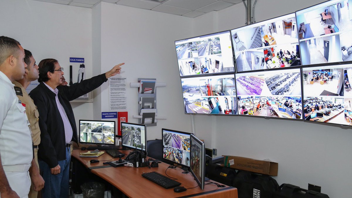 GobiernoDanilo's tweet photo. Navidades más seguras gracias al @911GobDo https://t.co/m3hX6xSZVC https://t.co/Jux6ncm2bM