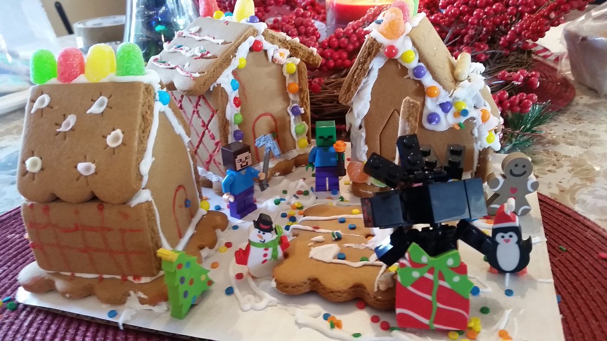 monicabandinc's tweet photo. #gingerbreadtown invaded by #Minecraft lol OMG!! 🎄🎅🎆🎁🎉😉💋😊✌ https://t.co/6h2u6oS5QQ
