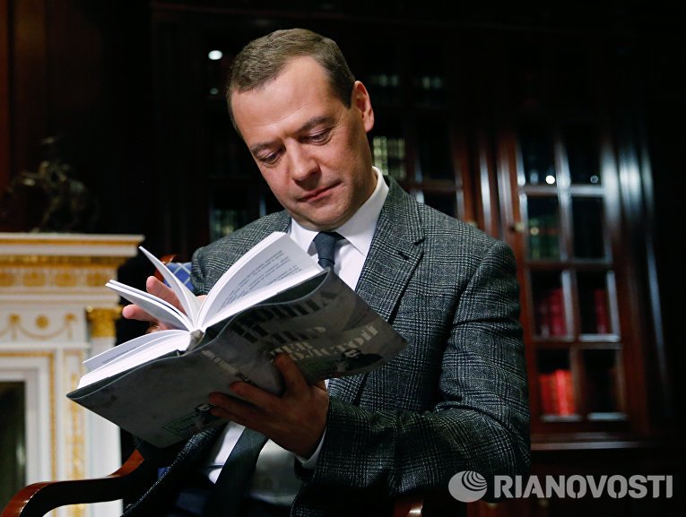 Комики читать. Медведев книги. Знаменитости с книгой.