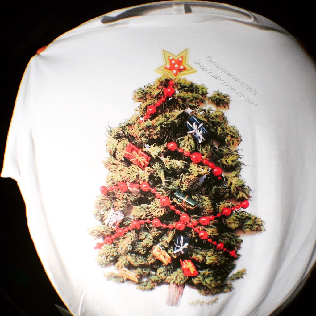 KUSHCommon's tweet image. Merry KUSHmass everyone! 🎄💨💕 #KushCommon #MarijuanaModels @ Shop.KushCommon.com ✨