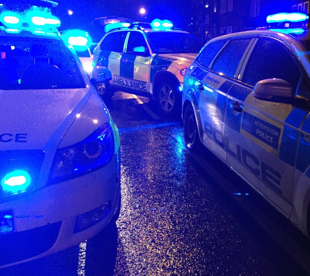LAS_JRU's tweet image. Earlier scene from hit and run attended with @MPSHackney. First call of the shift for #GDMEDIC 😳