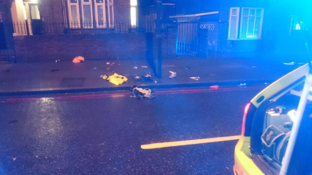 LAS_JRU's tweet image. Earlier scene from hit and run attended with @MPSHackney. First call of the shift for #GDMEDIC 😳