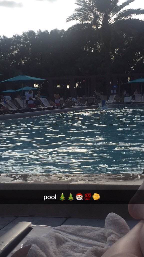 IndiaCooney9's tweet photo. pool on christmas 🎄🎅🏼💯😂🌎❤️ https://t.co/Y52dxL9uml