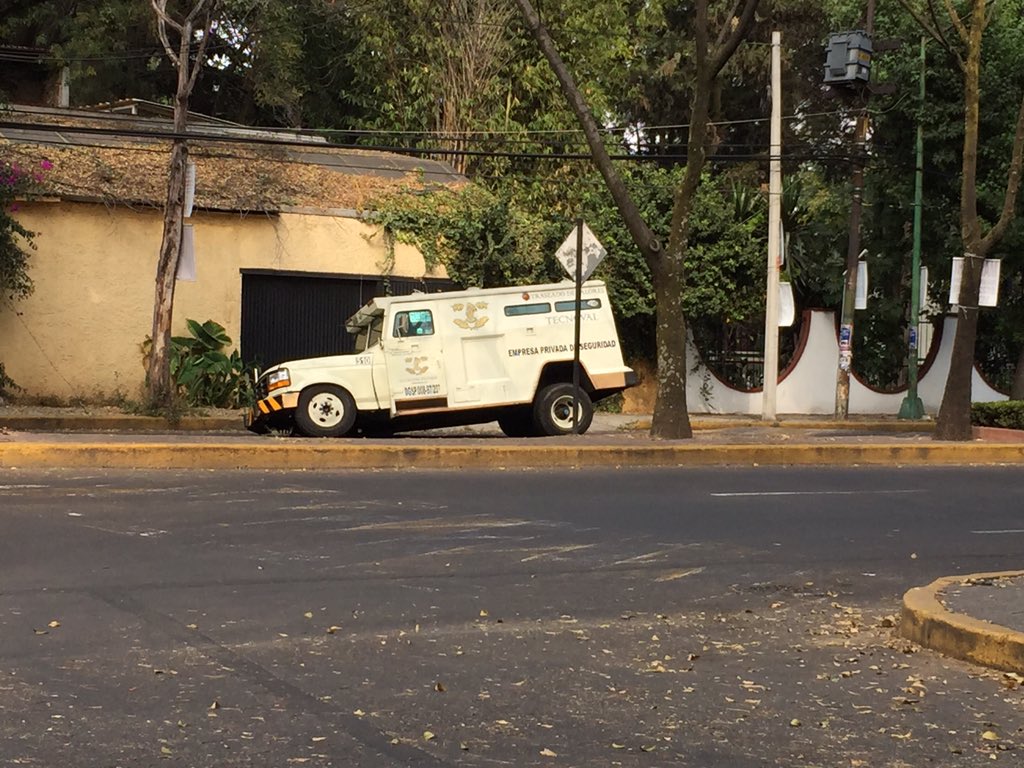 DuarteMLv's tweet photo. Camioneta de valores #tecnoval abandonada en carril central a lado de los viveros @Del_Coyoacan https://t.co/lGZAh3v0Do