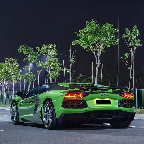THERlCHLIFE's tweet image. Green Lambo