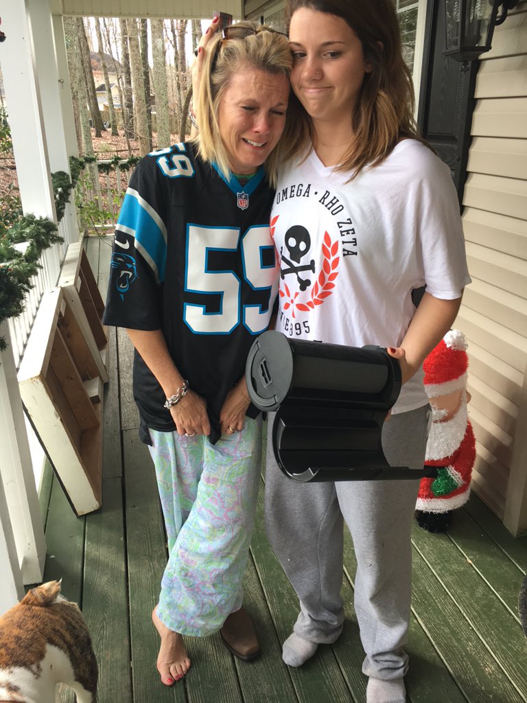 lucymotsay's tweet photo. When u get @justinbieber tickets for Christmas 😭🎄 #dontpeeyourself #ispyjustoneshoe #luvumeanitmom ❤️ https://t.co/GoTXPc26w6
