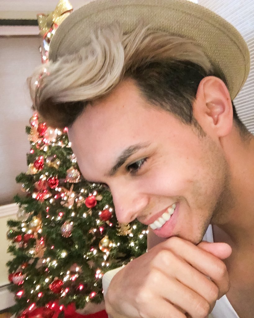 RealLouisAndre's tweet photo. #merrychristmas peeps , and especially to all the #soñadoras love you guys ❄️☃❄️☃ https://t.co/9m6OBEJBt4
