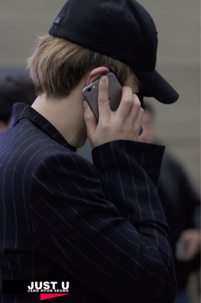 JUST_JHS's tweet photo. 151226 출국 - 태국!! 

#비스트 #beast #b2st #장현승 #현승 #janghyunseung #hyunseung #js #저스트유 #JUSTU #89_h https://t.co/AQgcU95IQX