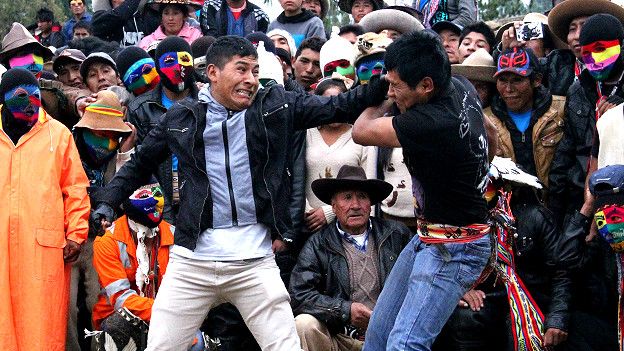 Pajaropolitico's tweet photo. Takanakuy, la polémica tradición de celebrar la #Navidad a golpes en Perú https://t.co/t9wVipnDfT https://t.co/ICIYKJhvjf