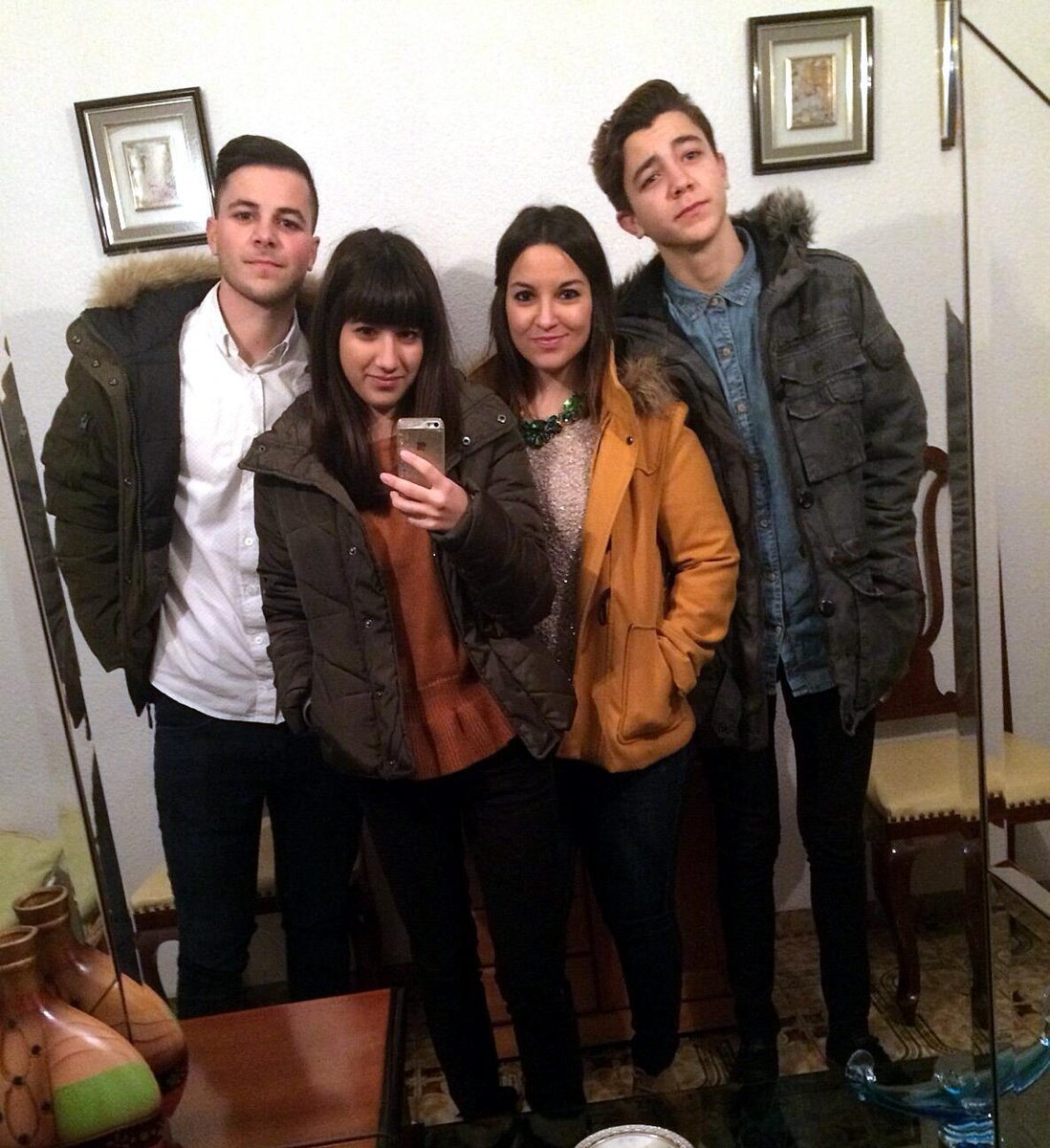 AngeeSnuuk's tweet photo. Feliz Navidad de la familia López. https://t.co/z6xBGzxJdE