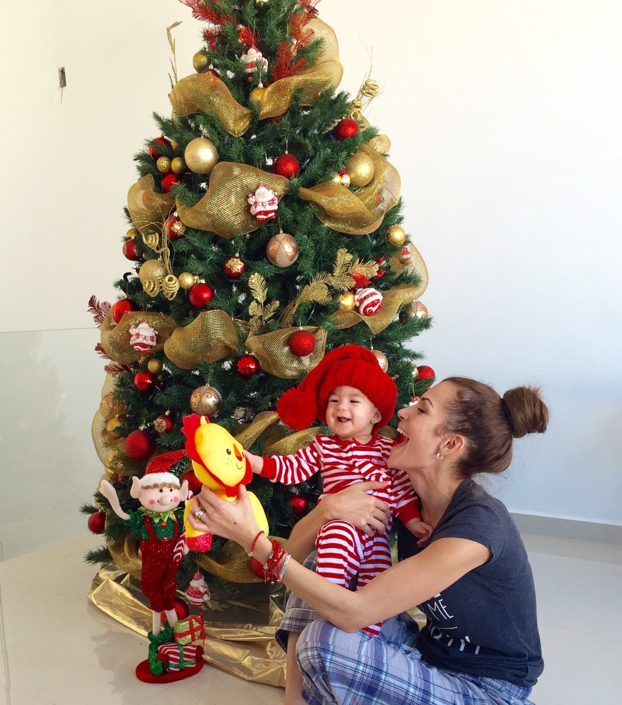 cristy_bernal's tweet photo. Feliz Navidad a todos #BebeMichelle https://t.co/q7O34sk72g
