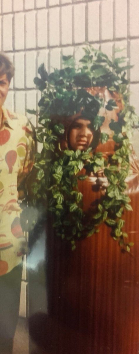 Sr_Zeta's tweet photo. De pequeño ya apuntaba maneras en mi gran carrera como actor en un papel muy importante haciendo de… puto ÁRBOL!! 😎🌳 https://t.co/d4UG5eorKN