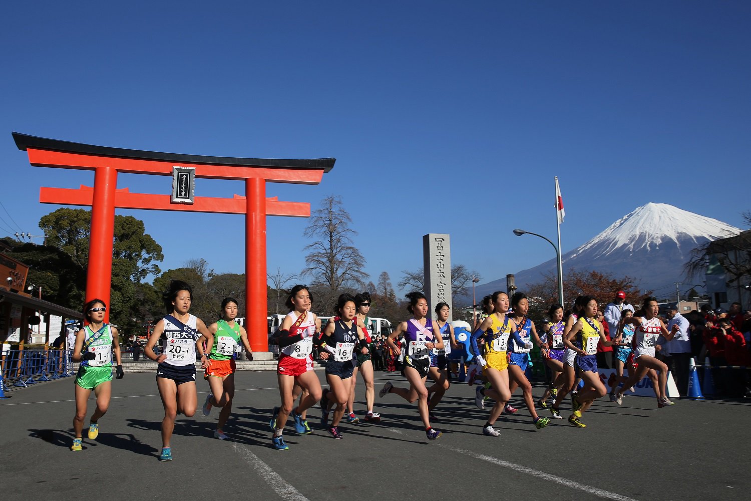 日本学生陸上競技連合 15富士山女子駅伝 お気に入りスポットを探せ スタート直後 浅間大社の鳥居と雄大な富士山 をバックに 運命の号砲が鳴る 21色のユニフォームが一斉に飛び出していく姿が富士山に映える T Co Dwvr47cuna Twitter