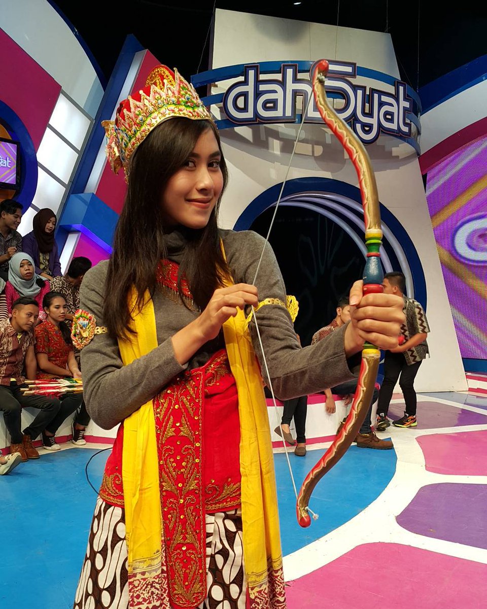 "Ini srikandiku...mana srikandimu??? <a href="/RealSyahnazS/">Syahnaz Sadiqah</a>  <a href="/dahSyatMusik/">dahSyat</a> #dahsyatnyaSrikandi "