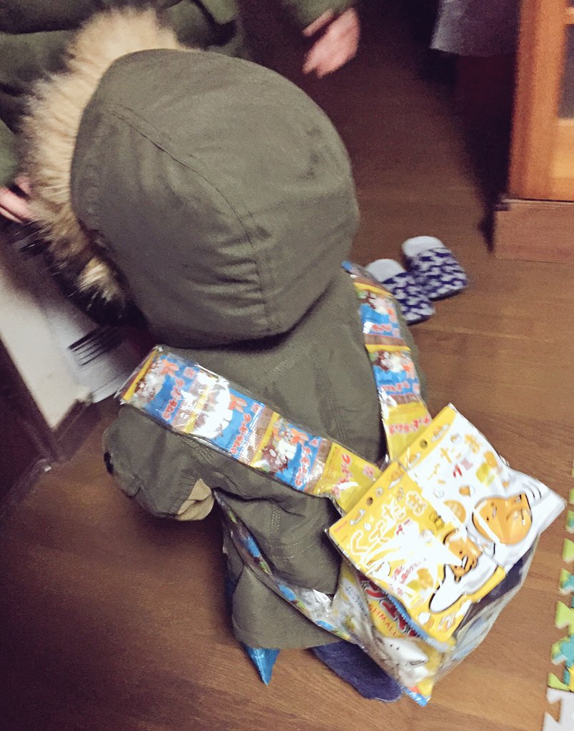 gfd2010's tweet photo. クリスマスプレゼントのほとんどがプラレールのおもちゃの中、インパクト大なお菓子リュック。 https://t.co/bF6spw6thA