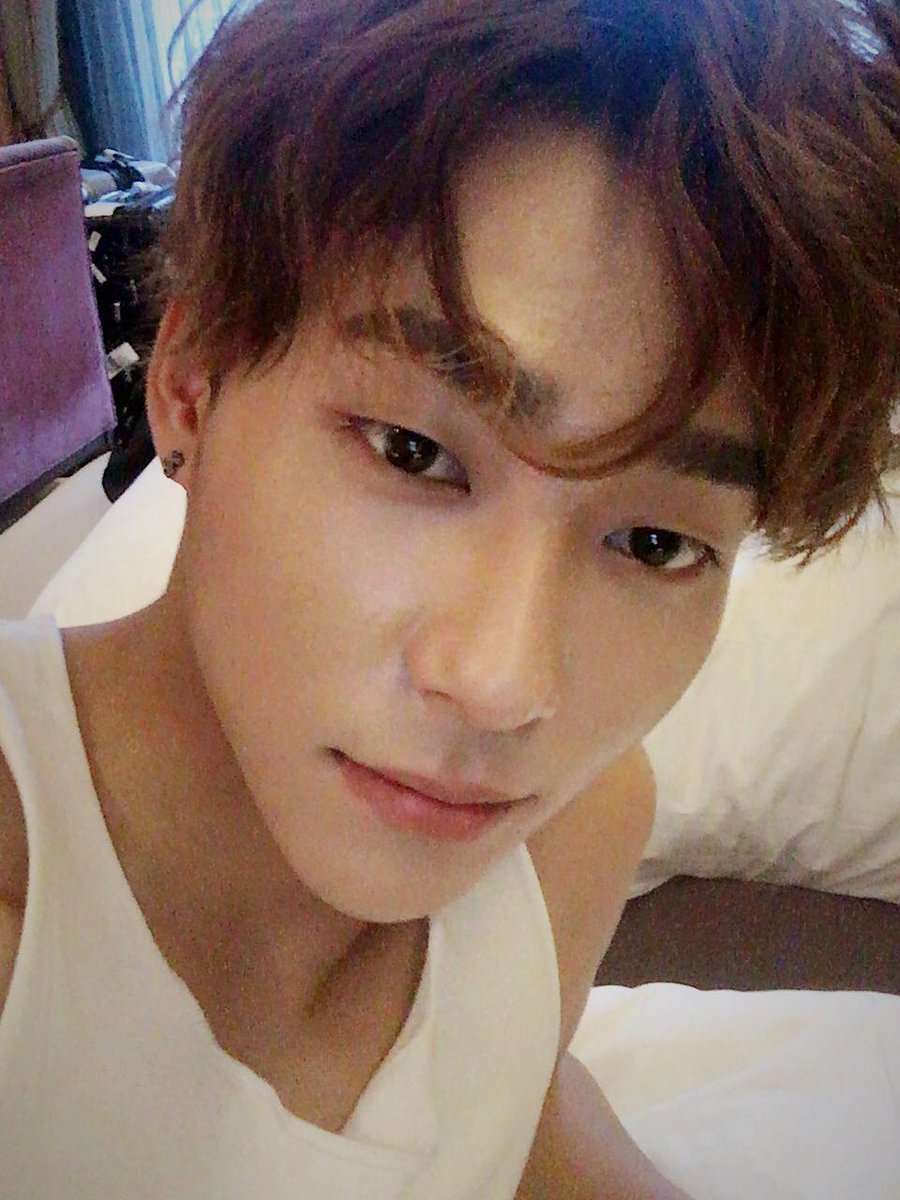 UNIQ_5's tweet photo. 예고없이! 불시에 찾아오는 유니크 ��카 퍼레이드의 마지막 주인공 성주! 다들 오래 기다리셨죠? #UNIQ #SUNGJOO https://t.co/ocJU0CNkpO