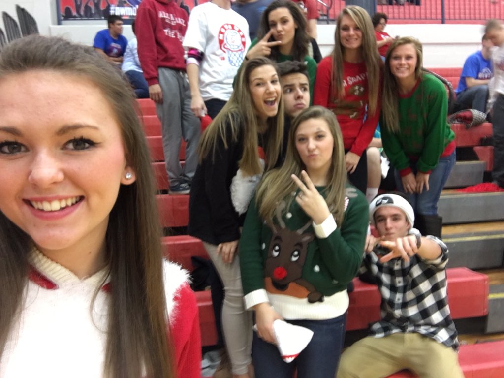 NHSCheerBlock's tweet image. Merry Christmas from some of our Cheer Block members 😊🏀🎅🏼❤️