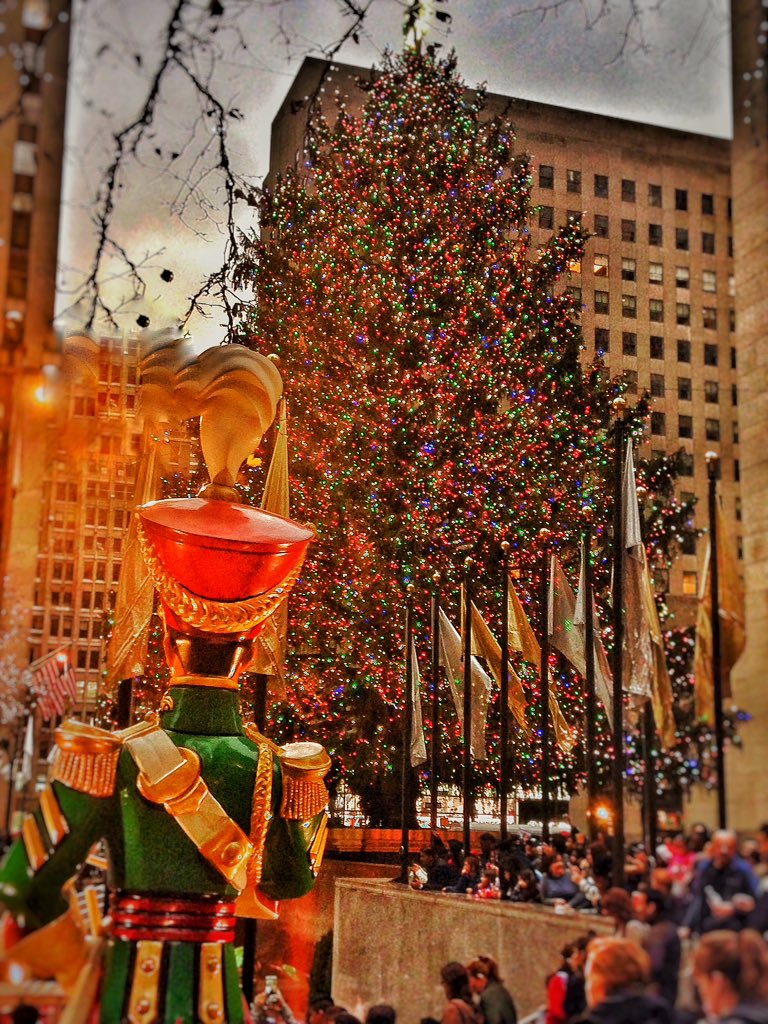 goldensummer12's tweet photo. Merry Christmas!! #nyc #christmas2015 #RockefellerCenter https://t.co/eaWcEm6TfE