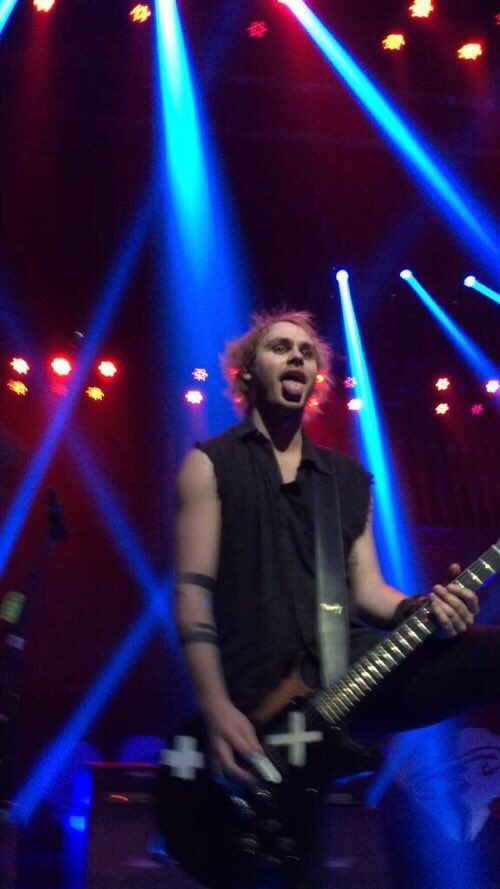colorsof5sos's tweet image. michael // concert