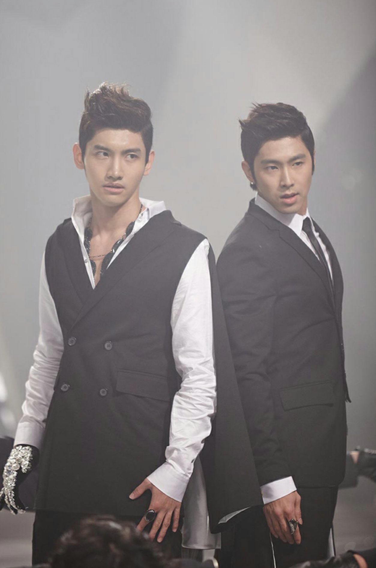 Vyrl Twitter New Photos Added Why Keep Your Head Down Mv Making Tvxq Express