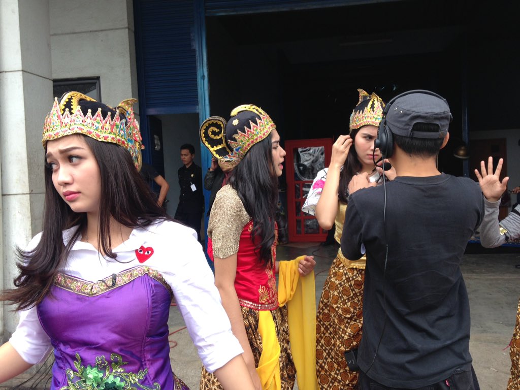 "Srikandi-Srikandi cantik kita lagi siap2 nih #dahSyatnyaSrikandi <a href="/RealSyahnazS/">Syahnaz Sadiqah</a> <a href="/ochi_24/">Ochi rosdiana</a> <a href="/auraranoegroho/">Aura nabilla izzathi</a> "