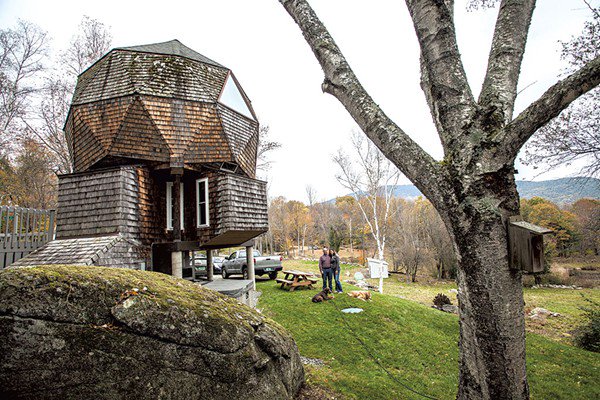 sevendaysvt's tweet image. This Weathersfield couple lives in a geodesic dome: 7dvt.co/1OlCsBv #vt