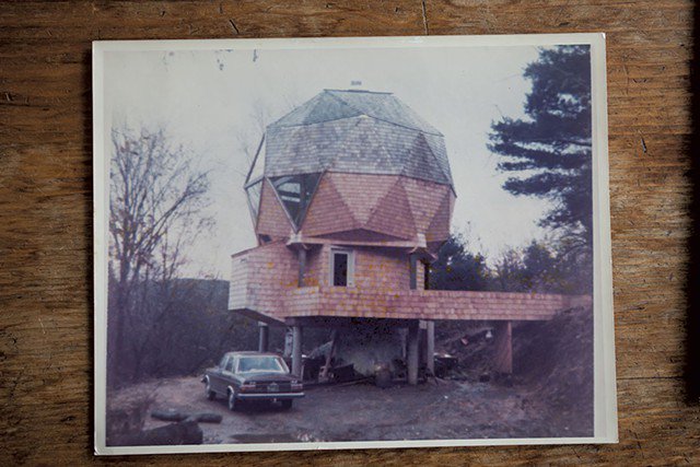 sevendaysvt's tweet image. This Weathersfield couple lives in a geodesic dome: 7dvt.co/1OlCsBv #vt