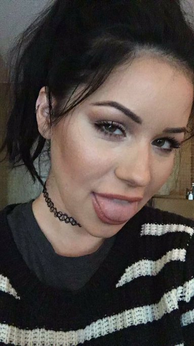 Merry Christmas friends!! 🎄🎁💋🤘🏼 https://t.co/hCoCiCisSI