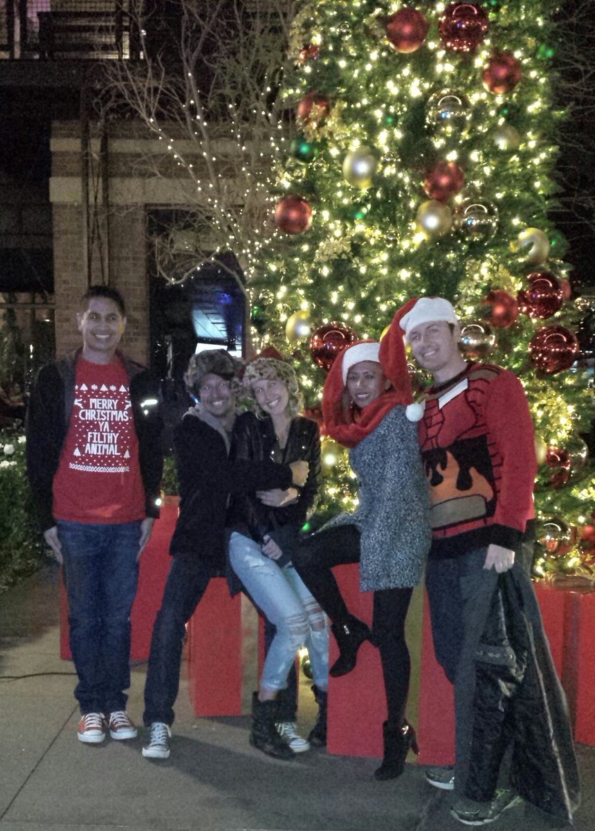 TheJimmyV's tweet photo. Rocking the #FinnPose in Las Vegas for Christmas! @wwebalor https://t.co/TPx0efvpj2
