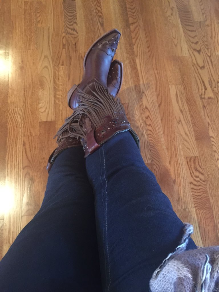 LindsDMusic's tweet photo. New boots! Merry Christmas yall! Hope everyone's was a day full of blessings and the Lord! 🌲🎅🏻🎄⛄️⛪️🎶 https://t.co/DyrowOlsTC