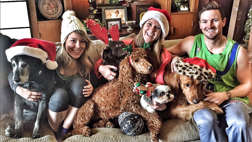 cristincurl's tweet photo. My dawgs. And their dogs. #merrychristmas #wishiwasthere https://t.co/t1SYqF4sqt