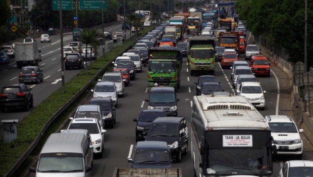 Beritasatu's tweet photo. #PopulerB1 6: Macet Parah, Pengguna Tol bisa Tuntut Operator Jalan Tol https://t.co/DcSgPCJ8Om https://t.co/jc1nHHQCD8