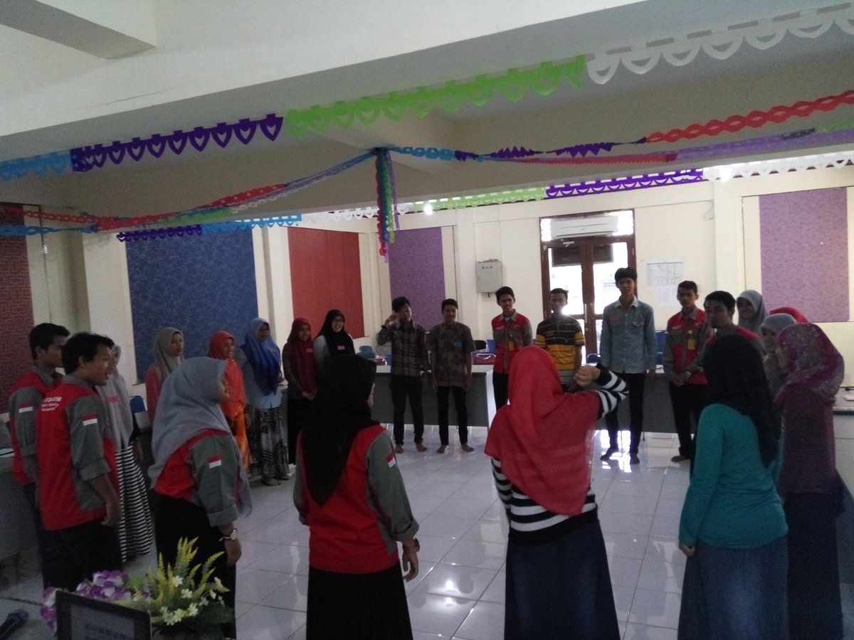 cmunimal's tweet photo. Ice Breaking Bersama @teukuferdians_ @Nadiapermata3 #DiklatCreativeMuda #CreativeMinority #Unimal https://t.co/6KSzldEmnS