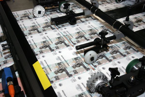 Производство 2000 руб. Денежный печатный станок. Печатный станок рубли. Станок для печати денег. СТАНОКИДЛЯ печатки денег.
