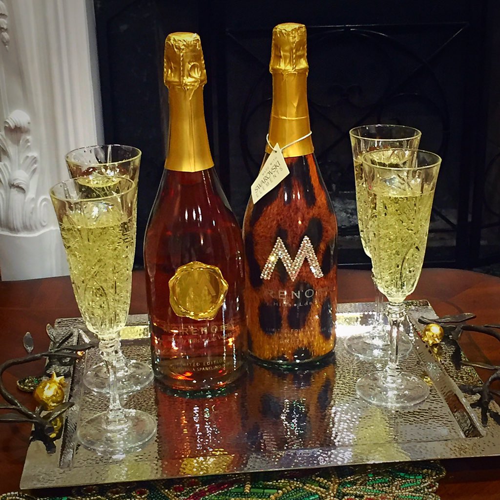 Merry Christmas! Celebrating with Belladonna Sweets and some Moreno Beverly Hills champagne! Thanks <a href="/OMrHollywood/">Oskar Rivera</a> 😍