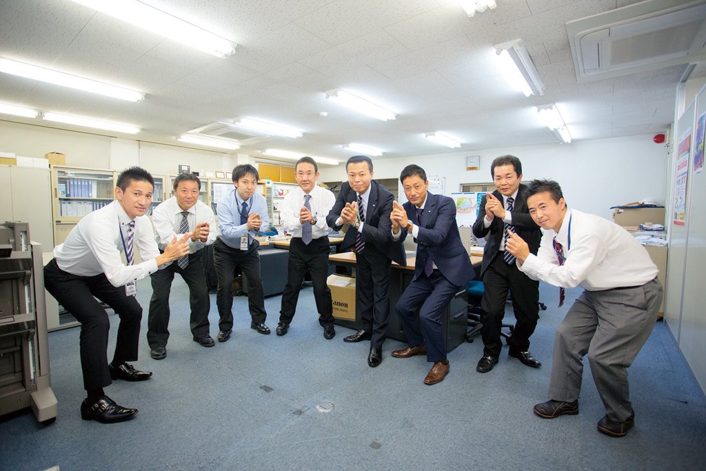 キヤノンマーケティングジャパン あなたの街のキヤノン 佐賀 有田 伊万里など陶磁器の産地としても有名な佐賀 五郎丸ポーズを決めているのは チームワーク抜群のキヤノンs S 佐賀営業所メンバー 佐賀と言えば で ぜひコメントください