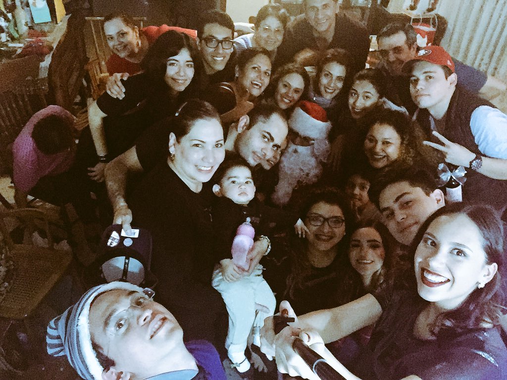 marthamia's tweet photo. Feliz Navidad!! SOMOS UN CHINGO!! Te amo familia #FotoConSanta 🎅🏻 https://t.co/Xqbhx29DbE