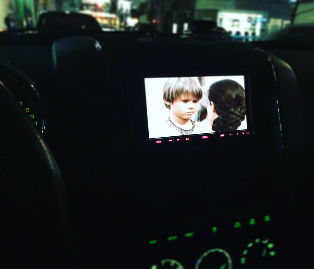 MORISM13's tweet photo. 今年のクリスマスは車の中でファントムメナス！
あぁ、フォースの覚醒また見に行きたくなってきたなぁ…。今から行くか？でも1人で映画館行くの勇気いるなぁ… https://t.co/aRhd2zo2p9