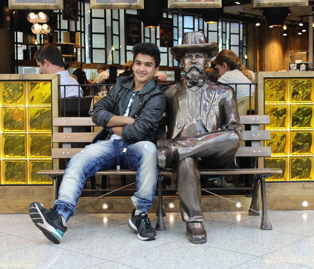 _iamfaisalkhan_'s tweet photo. Striking a pose with these cool guy!! #DubaiAirport #Throwback #FunTimes https://t.co/q35G2L4qXv